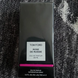 Tom Ford 100 ml - Oanvänd jag har 2 stycken och en vill jag att sälja den luktar jätte bra men har ingen kvitto på den så vill ha ingen ansvar för den darför är priset billigt 