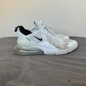 Nike 270 air vit - Hej säljer mina gamla skor då dom blivit för små, de är ej tvättade går att fixa innan eventuellt köp! Bara att skriva vid funderingar MVH!