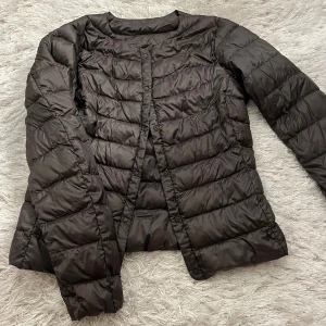 Uniqlo jacka - Populär uniqlo jacka som har en jättefin passform. Den är tunnare vilket gör att den kan användas nu under sommarn men också på våren & hösten. Storlek Xs/s. Köpare förra året för 800kr har jag för mig💓💓pris går att dirkuteras vid snabb affär