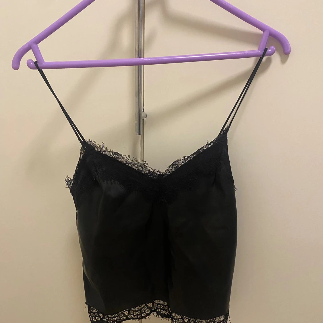 Svart linne med spets  - 91