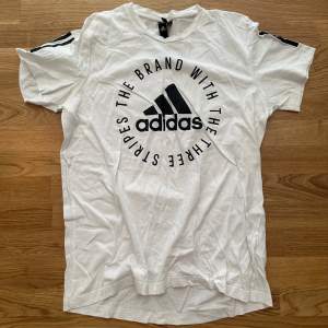 Adidas t-shirt Strl L Använd ett fåtal gånger. Fint begagnat skick! 