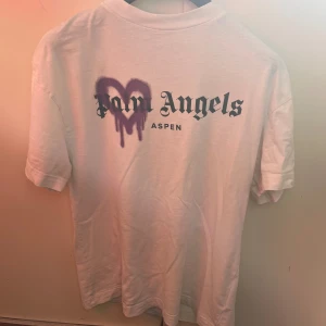 Palm angels t shirt  - As fet Palm angels graffiti t shirt, perfekt t sommaren 9/10 cond bara att loggan börjar spricka lite men syns inte när man har på sig den Storlek S men passar M