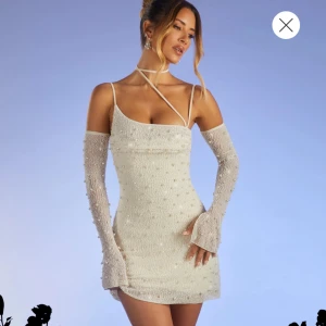 Oh Polly SOHO klänning - Vit klänning från Oh Polly i modellen SOHO i nyskick, perfekt för nyårsfirandet!🌸 storlek S.  endast använd under ett nyår och levereras i original-lådan med medföljande ärmar och neck strap. Inga fläckar eller skador🤍  nypris ca 1050 kr