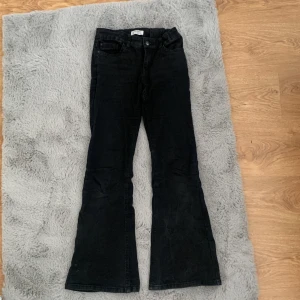 Svarta bootcut jeans från Lindex - Säljer ett par svarta bootcut jeans från Lindex i storlek EUR 152 / UK 11-12Y. Jeansen är i bra skick.  +pris kan diskuteras 