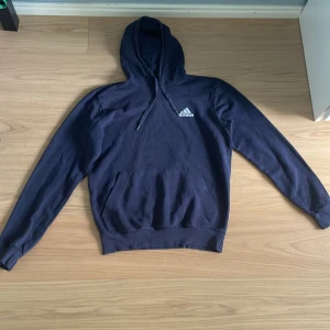 Adidas Luvtröja Fleece Feelcozy - Säljer denna adidas Hoodie då den inte passar längre. Nypris 529kr. Mitt pris 350kr