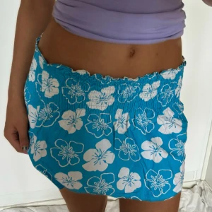 Vintage kjol - Så söt y2k kjol! Från miss evie. Jag är 168 och det är mina bilder, köp via köp nu direkt eller Swish ❤️