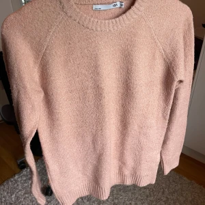 Stickad tröja - Skulle säga att färgen är smutsgrisar, jättefin men kommer aldrig till användning. Strl 160/XS/S beror på hur man vill den ska sitta