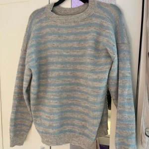 Blå randig tjocktröja 🙌 - Den är i väldigt bra skick få jag knappt använt den💕 Jag köpte den för 250kr och pris går att diskutera 🤲