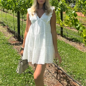 Vit klänning - Den perfekta vita klänningen!! Köpt i Australien 💗💗💗