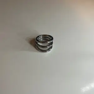 Fin silverring som är 3 ringar i ett och stainless steel. Oanvänd!! Nypris 299😊