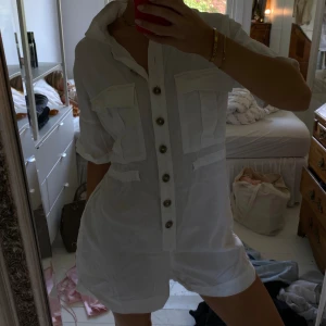 Shorts jumpsuit - Vit jumpsuit från nelly