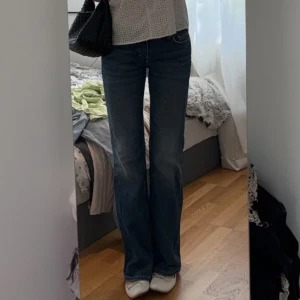 jeans  - lågmidjade jeans från weekday i modellen ” nova”, strl 26/32 och jag är 173 cm lång ❤️ nypris 599kr