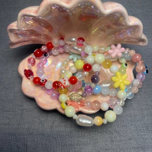 ROSA crazy bead💖 - ”Crazy” bead armband i ROSA. Kommer finnas 6 olika annonser för varje färg så va noga med att kolla vilken annons du köper🥰 35kr styck!