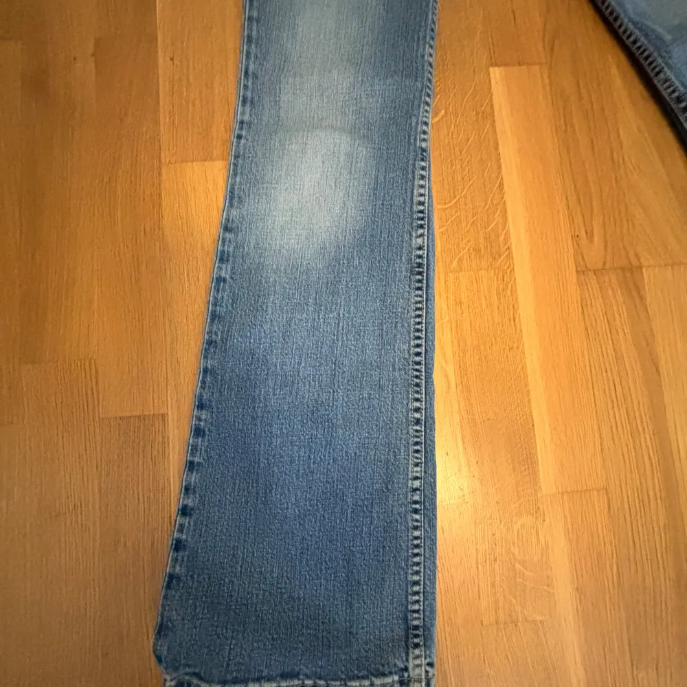 Midjemått: 36cm Innerbenslänh:  79cm Ytterbenslängd: 100cm Som nya, jätte bra skick kom med bud!!❤️ . Jeans & Byxor.