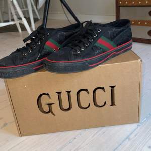 Säljer nu mina schyssta Gucci sneakers då jag aldrig använder dem. De är i princip nya, använt dem typ 2 ggr.. Storlek 43