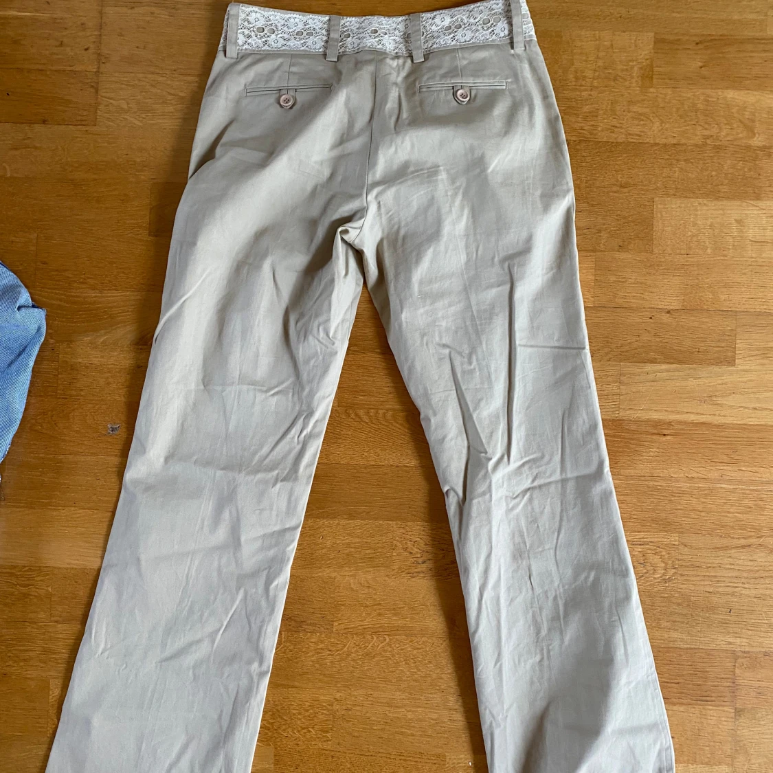 Beige byxa/ med vit spets  - 91