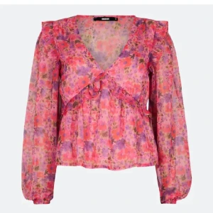 Bikbok blus - Säljer denna trendiga blus från bikbok då den kommit till användning ca 1-2 gnr! Den är i bra skick och köptes för ca 300kr🩷Andra bilden är lånad så skriv för fler bilder elr frågor