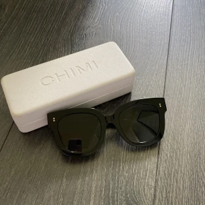 Chimi 08 - Säljer ett par svarta chimi i 08, knappt använda, förpackning följer med!