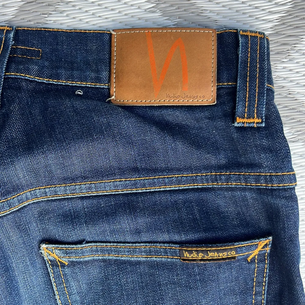 Asfeta mörkblå jeans från Nudie 🔥 Storleken är W32 L32, men sitter lite mindre. Skicket 7/10 där knappens hål är lite slitet ‼️ Smuts försvinner i tvätten. Nypris 1599 👀 Hör av er vid frågor eller funderingar 🙏. Jeans & Byxor.