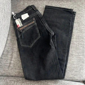 Diesel Jeans  - Helt ny med alla tags, Nypris : 2500, köpte fel storlek vill helst sälja så snabbt som möjligt, priset går att diskutera vid snabb affär. I 