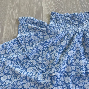 blommig kjol  - såå söt volangkjol i storlek xs (passar mig som s)💞 använd o tvättad 1 gång