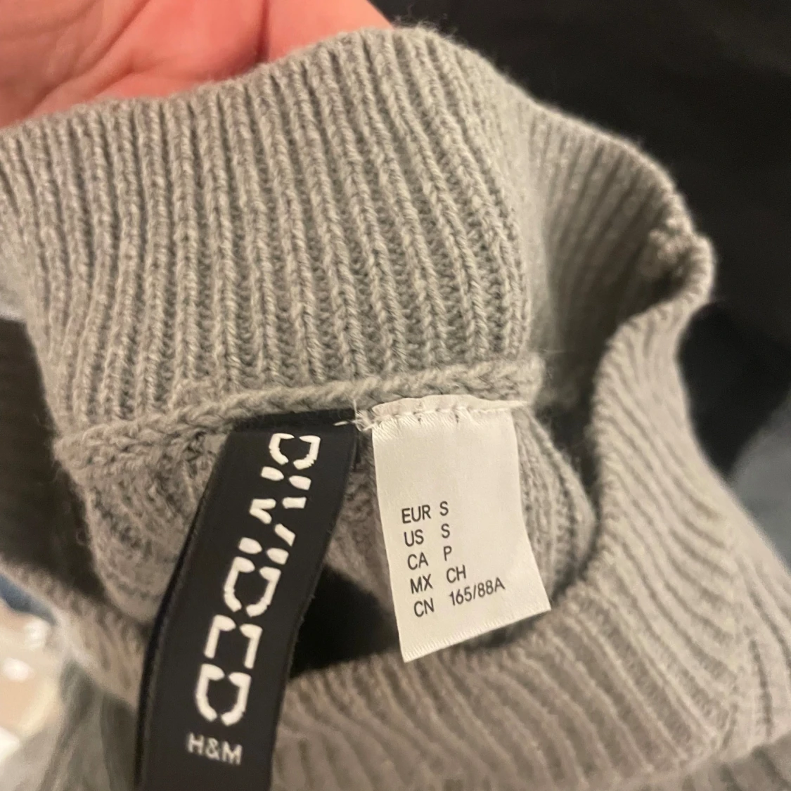 Grå stickad långärmad tröja. - 91