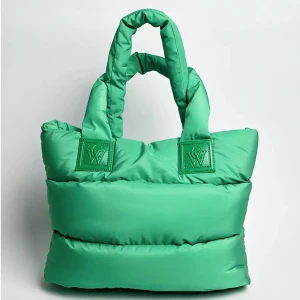 Carin Wester, väska grön puffer - Superfin väska från Carin Wester. Säljs inte längre. Knappt använd, därav i fint skick. Hör av er om ni har några frågor. 💚 Pris går att diskuteras.