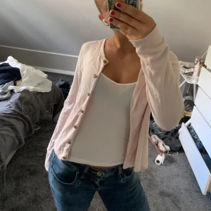 Busnel cardigan - Bra skick, söt kofta! Jag har s och den är i 36(strl S/M typ).