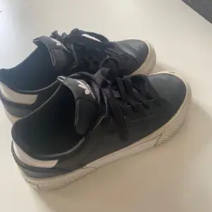 Snygga Adidas skor (Adidas court tourino) Använda men fortfarande i bra skick. Limmet har släppt något i fram men inget som märks av. Nypris ca 1000kr💕💗