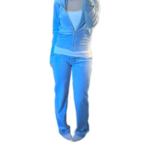 Juicy Couture sett - I färgen powder blue! Lite rostig på vissa ställen och lite sliten längst ner (då de varit för långa) men annars i bra skick! Nypris ca 2300, mitt pris 1000💞