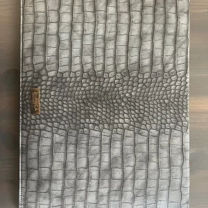 Datorfodral  - Datorfodral från BIANCA by bianca ingrosso🖤 fodralet passar för alla datorer upp till 13” Datorfodralet har yttermåtten: 36cm x 26cm och innermått: 35cm x 25cm. Ny pris 600kr 🖤