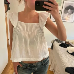 Söt vit topp - Säljer denna söta vita toppen. Skriv för fler bilder.