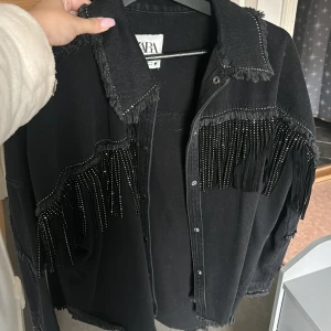 Zara jacka - Svart jacka med snygga detaljer, säljer då den inte kommer till användning längre