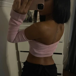 Rosa off-shoulder croppad topp - Säljer en superfin rosa off-shoulder topp som är croppad. Den är tight och har långa ärmar. Perfekt för fest eller en utekväll! 💖