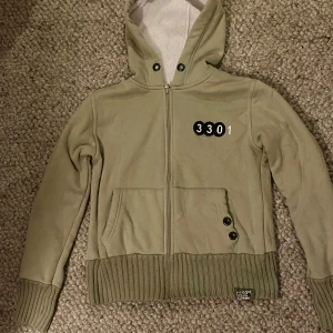 Hoodie G-star raw - Säljer denna super snygga hoodien med snygga detaljer! Jag älskar den, säljer dock på grund ut av att den är för liten. Det står att storleken är L men jag skulle säga att den är xs/s. 