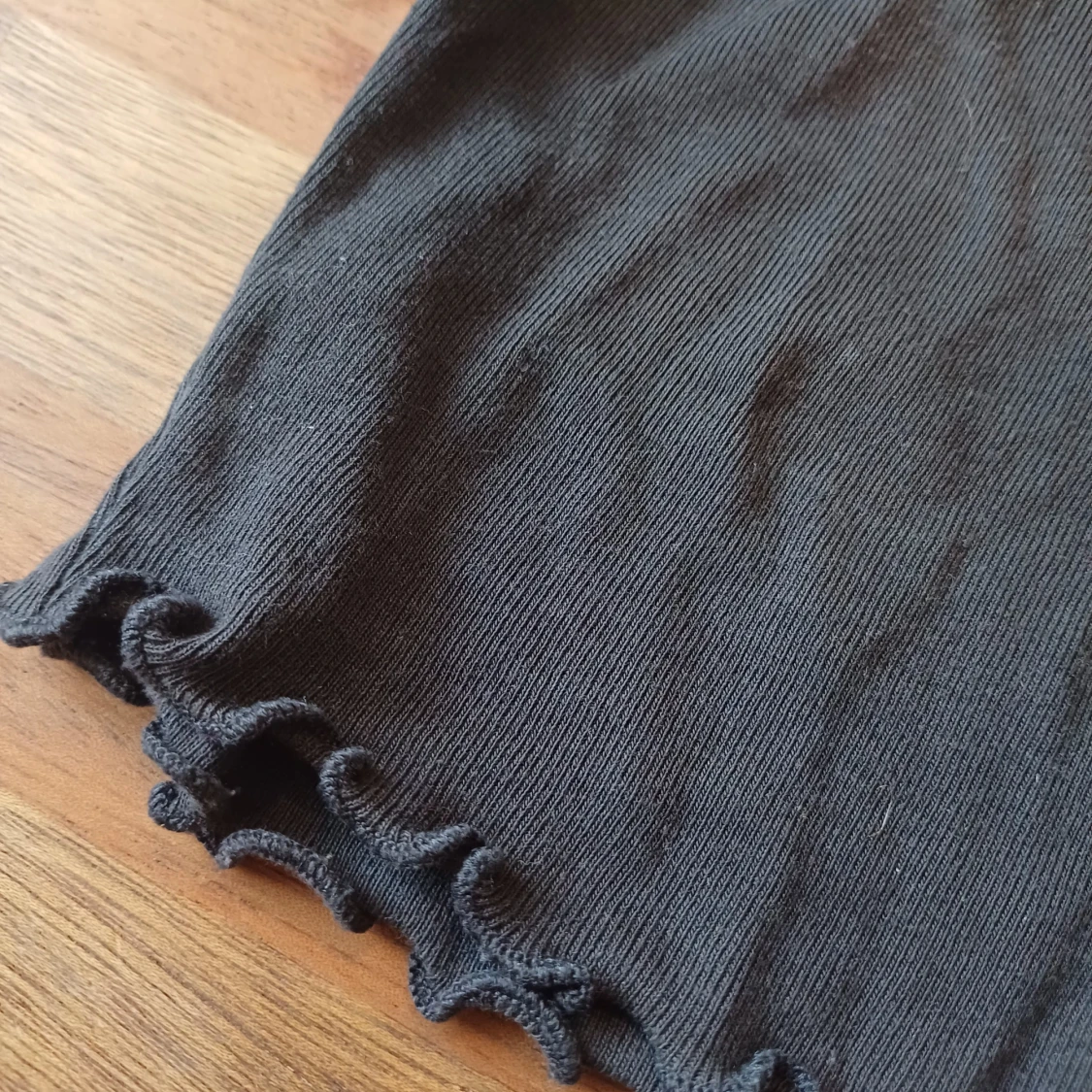 Svart t-shirt med texten 'inhale exhale' - 92