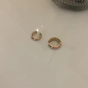 Örhängen  - Fina, båda för 20 men sänks vid snabb affär🎀🤍