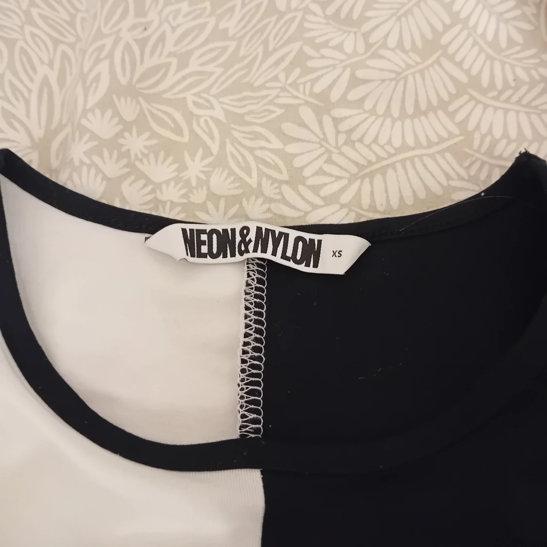 Tunn svart vit tröja - 90