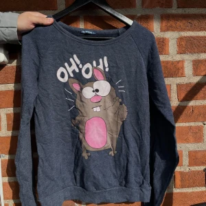 Väldigt söt tröja. Strl M - Se bilder!  Står Strl L men passar bättre M :)