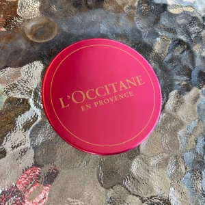 Oanvänd handspegel spegel från L’occitane - Oanvänd, skyddsplasten kvar.  Hela är 7,5 cm i diameter