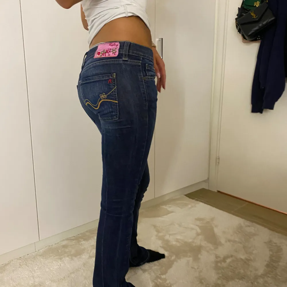 säljer mina skitsnygga replay jeans, dom är både Lågmidjade o bootcut. så gott som nya! Hör av er om ni har frågor såsom mått!🥰. Jeans & Byxor.