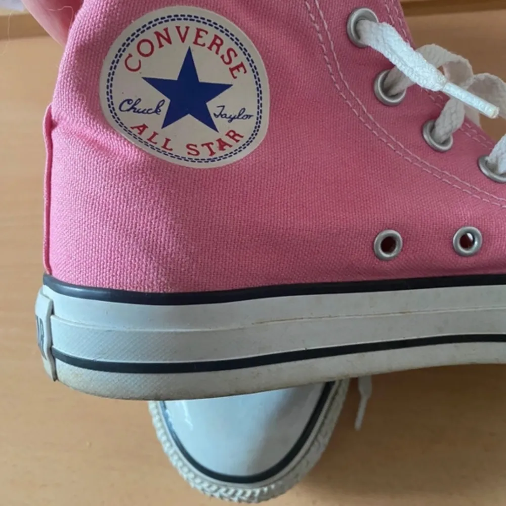 Rosa Converse helt nya.  Pga för små. Storlek 40. Skor.