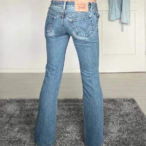 Blå Levis jeans - Säljer ett par snygga Levis jeans köpta här på plick men tyvärr för små för mig. Midjemått: 34cm rakt över, innerbenslängd: 75cm. Lånade bilder, hör av dig vid frågor ❤️