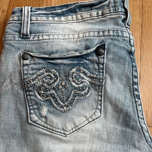 Flare jeans - Super snygga lågmidjade, flare, vintage ”Los Angeles” jeans! De är i bra skick. Midjemåttet rakt över är 41cm och innerbensmåttet är 83cm. Har tyvärr inga bilder med de på för att de är för stora☹️