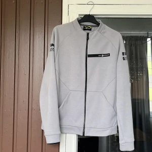 Sail racing zip - Säljer nu min feta sailracing zip för att jag tröttnat på den. Nypris går för 980kr, Skick 9/10. Hör av dig vid frågor
