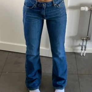 Jeans - Säljer dessa jeans då de är för små! Första bilden är äldre o därför annan färg men skulle säga att de är mer lika andra bilden i färg! ❣️hör av er för fler bilder!!defekter andra bilden då jeansen har blivit upptrampade. Köparen står för frakten!💓