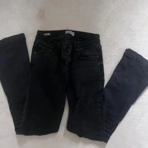 Ltb jeans - Lågmidjade, svarta ltb jeans i modellen Fallon. Köpte för ett år sedan på Zalando för 799kr. Kommer inte längre till användning.