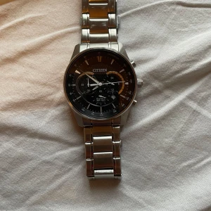 Citizen klocka - Säljer en fin klocka som jag köpte förra julen. Köpt från Ur och Penn. Nypris 1000kr 