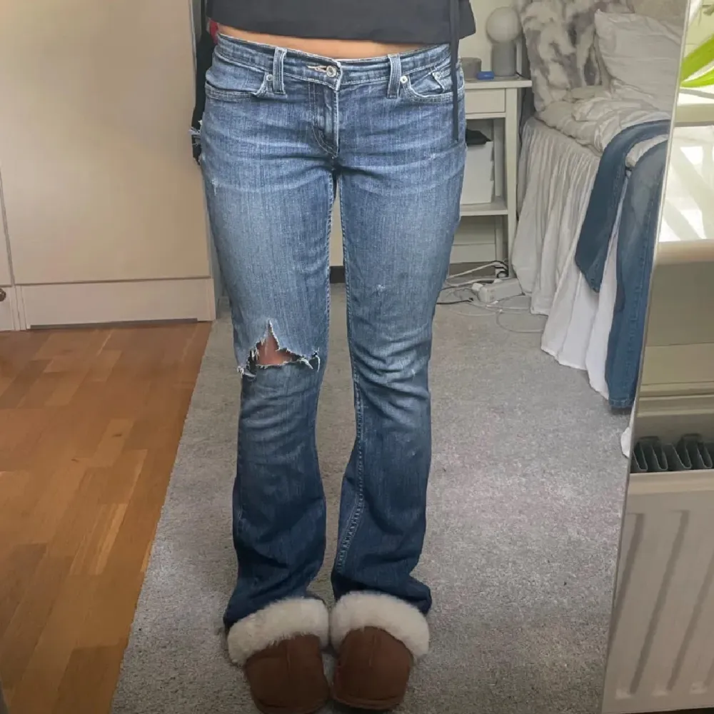 Supersnygga jeans från Levis. Buda!💞 midjemått rätt över 38 cm Midjemått runt: cirka 79 cm   Innerbenslängd: 76 cm . Jeans & Byxor.