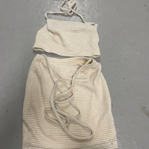 Beige set - Säljer detta beiga set med topp och kjol. Det är knytning på både toppen o kjolen. Storlek S på båda